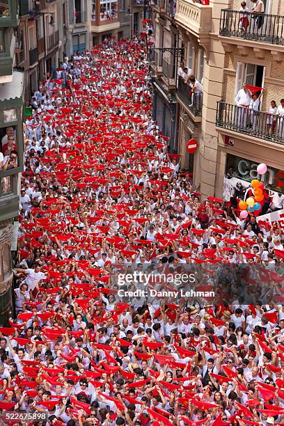 festival of san fermin in pamplona - stierenrennen stockfoto's en -beelden