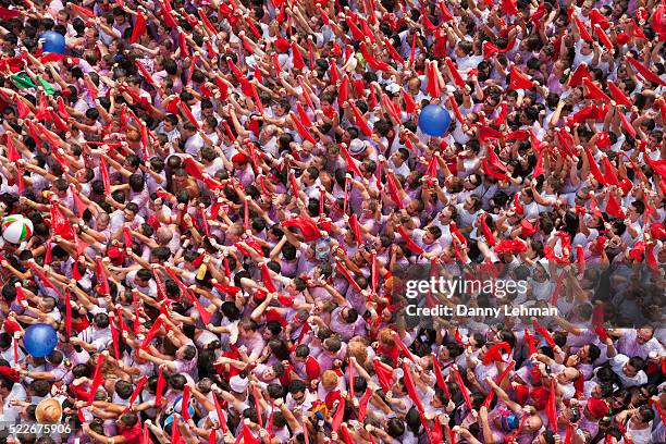 festival of san fermin in pamplona - stierenrennen stockfoto's en -beelden