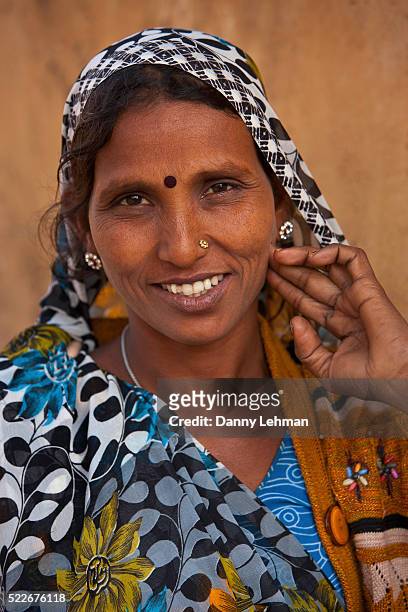 traditionally dressed woman from province of rajasthan - rajasthani women stock-fotos und bilder
