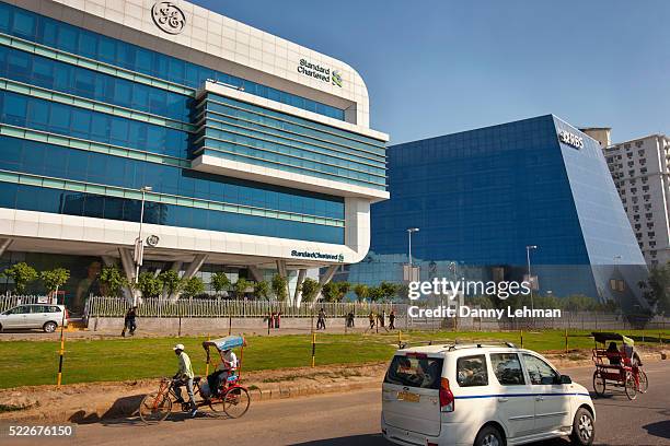 india's information technology facilities for international companies in gurgaon, near new delhi - standard chartered bank stock pictures, royalty-free photos & images