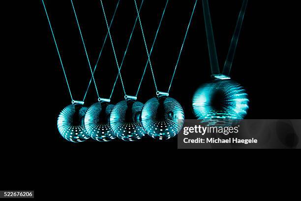 newton's cradle - newtons cradle stockfoto's en -beelden