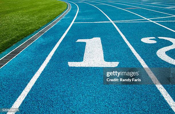 first lane of running track - linea di partenza attrezzatura sportiva foto e immagini stock