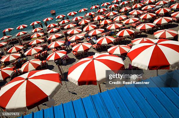 beach in positano - parasol de plage photos et images de collection
