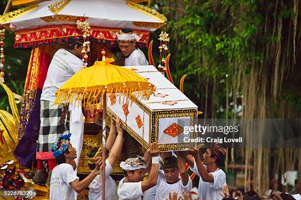 a hindu style cremation procession where the dead body is transported in a pagoda - ubud, bali, indonesia - feuerbestattung stock-fotos und bilder