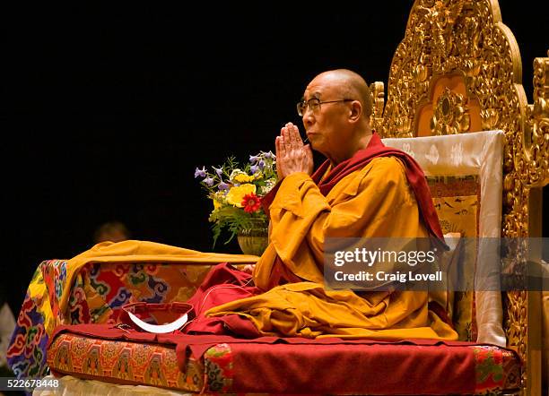 dalai lama teaching in bloomington, indiana - dalai lama stockfoto's en -beelden