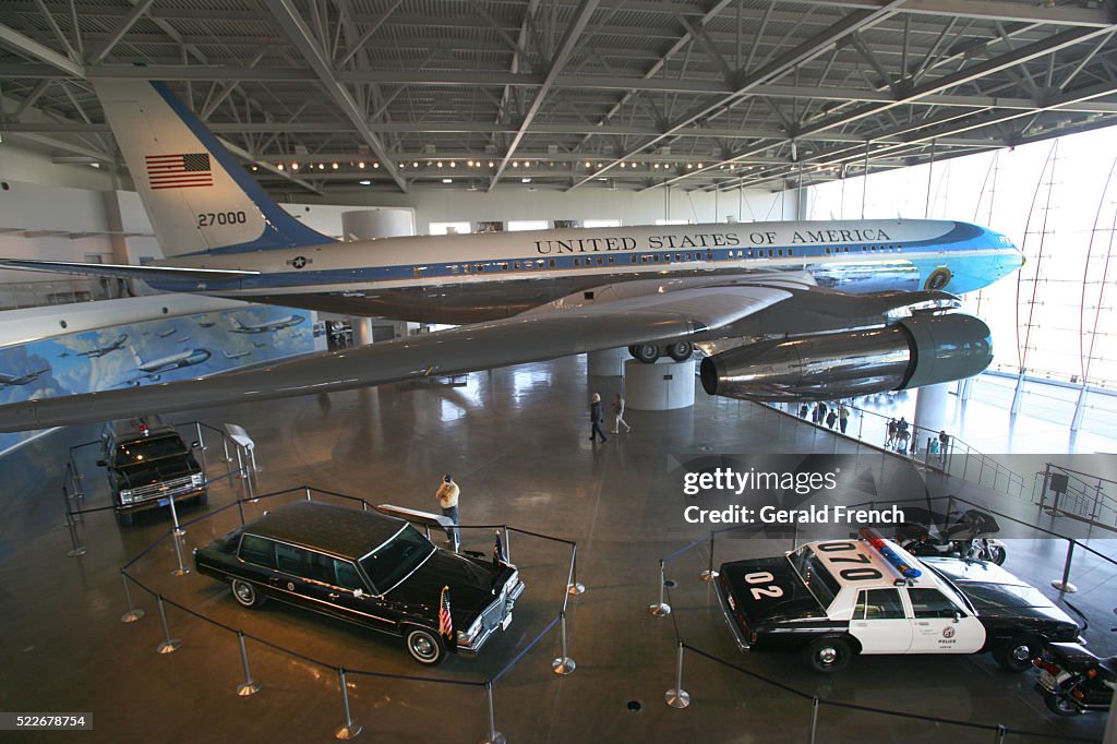 Ronald Reagan Air Force One with motorcade