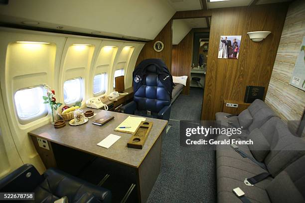 ronald reagan air force one, interior with presidential desk - picture of air force one stock pictures, royalty-free photos & images