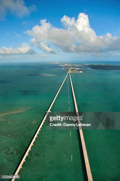 seven mile bridge in the florida keys - la marathon - fotografias e filmes do acervo