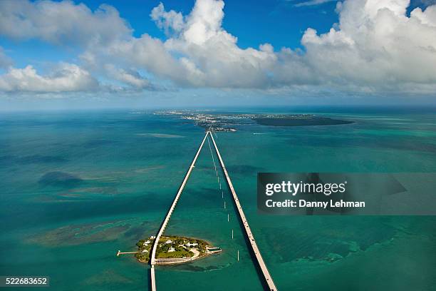 seven mile bridge in the florida keys - marathon florida stockfoto's en -beelden