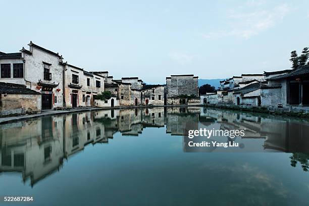 lake and houses in huangshan - anhui province photos et images de collection