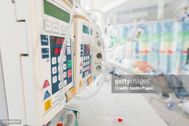 patient in intensive care unit - intensivstation stock-fotos und bilder
