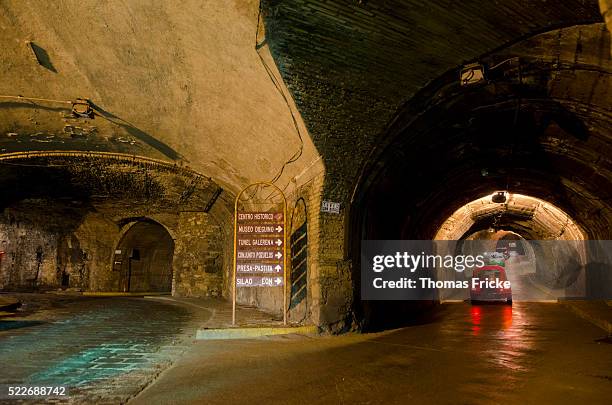 car traffic in the tunnels of guanajuato, mexico. - guanajuato photos et images de collection