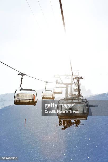 skiing in davos - skilift stockfoto's en -beelden