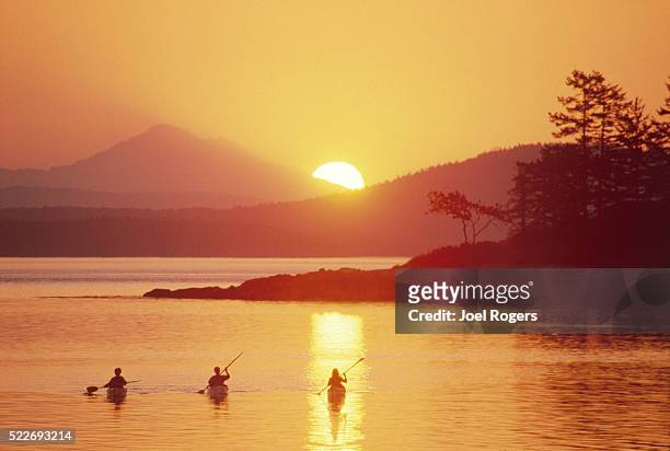 sea kayakers, san juan islands, mount baker, washington state - sea kayaking imagens e fotografias de stock