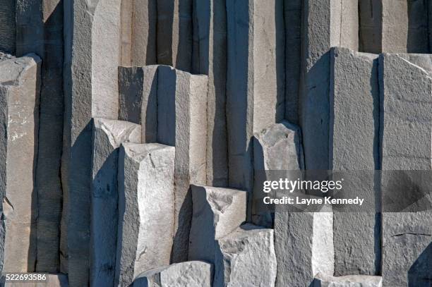 columnar basalt geology, reynisdrangar, iceland - columna de basalto fotografías e imágenes de stock