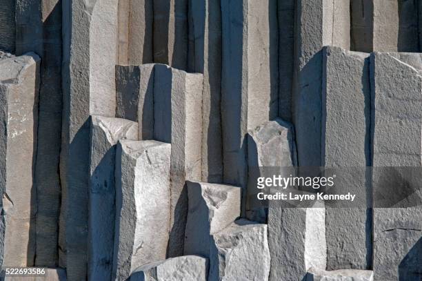 columnar basalt geology, reynisdrangar, iceland - basalt column stockfoto's en -beelden