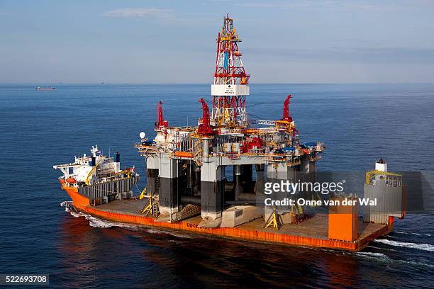 a dockwise ship carries a rig in the gulf of mexico - gulf of mexico stock pictures, royalty-free photos & images