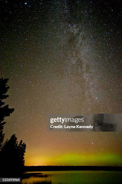 northern lights over isle royale national park, michigan - northern lights michigan stockfoto's en -beelden