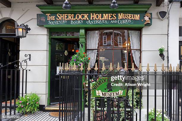 the sherlock holmes museum, 221b baker street - marylebone photos et images de collection