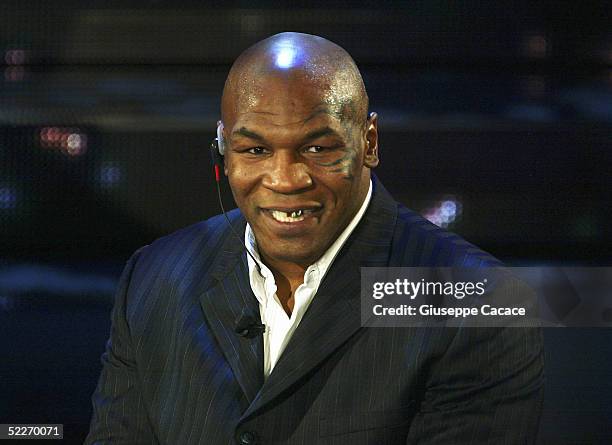 536 Mike Tyson 2005 Stock Photos, High-Res Pictures, and Images - Getty