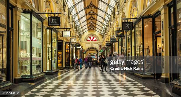 royal arcade, melbourne - shoppingcenter stock-fotos und bilder