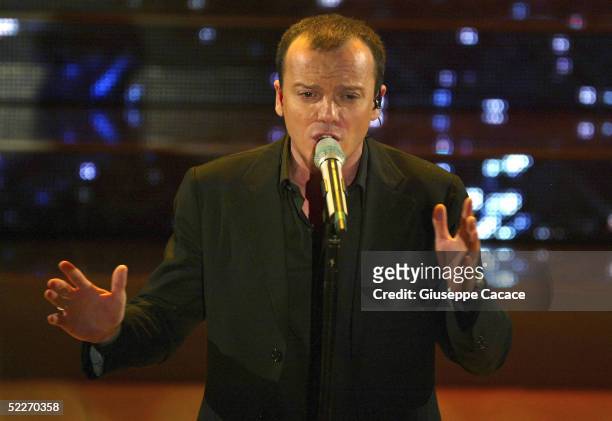 Italian singer Gigi D'Alessio performs at the second day of the San Remo Festival at the Ariston Theatre on March 2, 2005 in San Remo, Italy. The...
