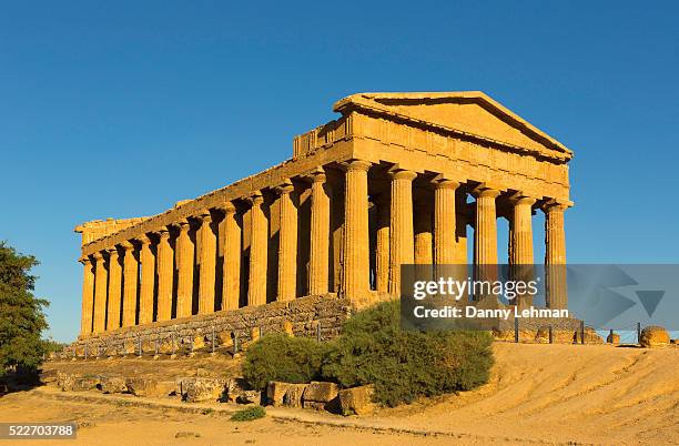 temple of concordia, agrigento, sicily, italy - temple of concordia agrigento stock-fotos und bilder