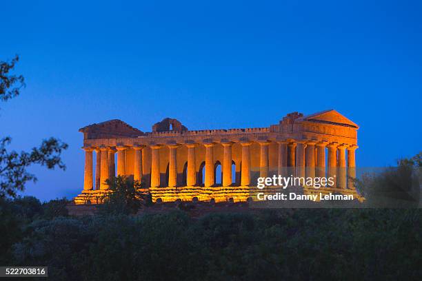 temple of concordia, agrigento, sicily, italy - temple of concordia agrigento stock-fotos und bilder