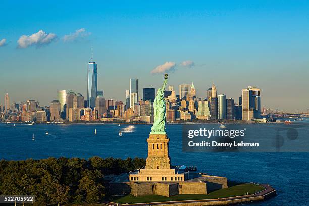 statue of liberty and manhattan skyline - statue of liberty new york city stockfoto's en -beelden