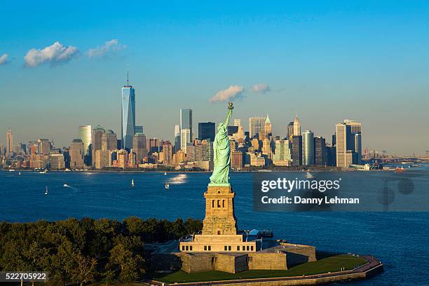 statue of liberty and manhattan skyline - statue of liberty new york city - fotografias e filmes do acervo