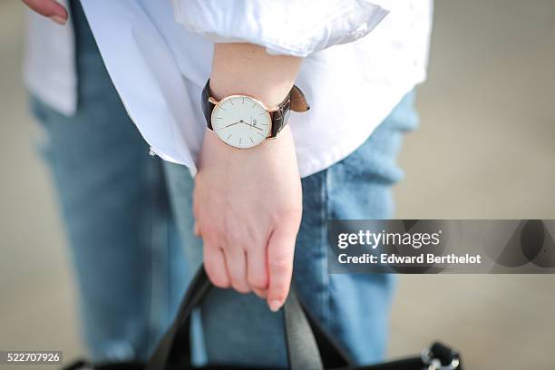 Emma Bonneaud , is wearing Zara red shoes, Mango blue jeans, a Wanted Gina white shirt, an Asos gray pullover, a Daniel Wellington watch, a Zara bag,...