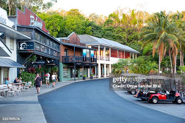 shopping on hamilton island in the whitsundays, australia - hamilton island stock-fotos und bilder