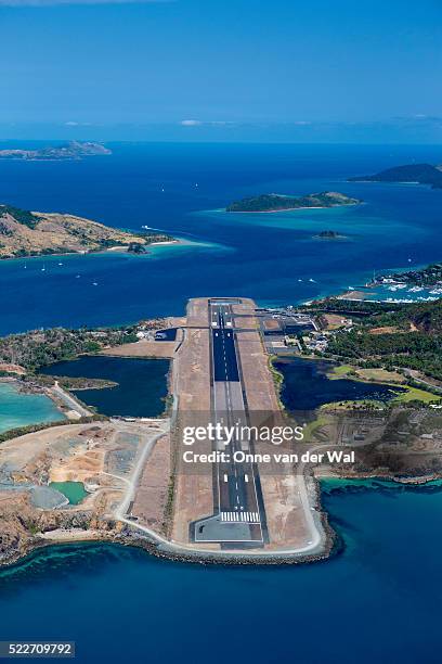 commercial runway on hamilton island - hamilton island stockfoto's en -beelden