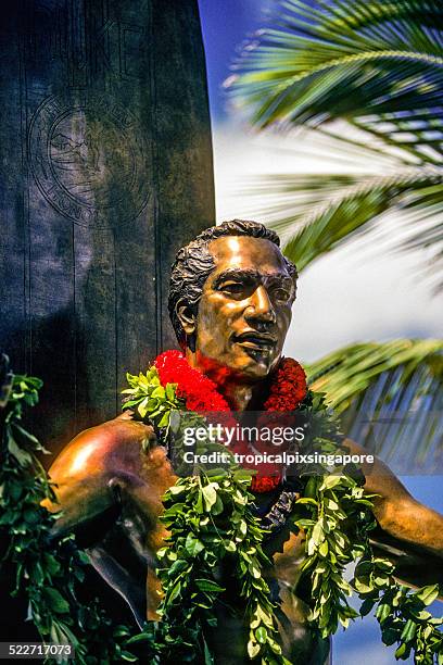 statue von duke kahanamoku im kuhio beach - duke kahanamoku stock-fotos und bilder