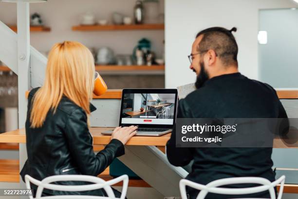 mochileiros à procura de apartamento no seu computador portátil. - couple seated apartment hipster imagens e fotografias de stock