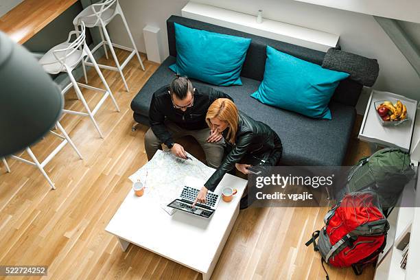 mochileiros à procura de apartamento on-line. - couple seated apartment hipster imagens e fotografias de stock