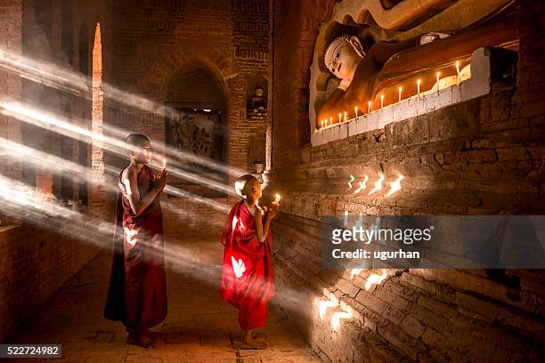 young buddhist monks in myanmar - cambodjaanse cultuur stockfoto's en -beelden
