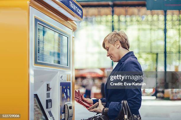 geschäftsfrau am bahnhof - vending machine stock-fotos und bilder