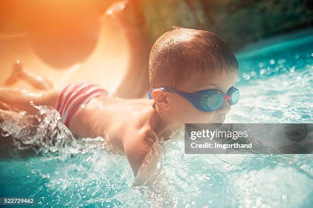 niño deslicen en agua en el parque acuático - tobogán de agua fotografías e imágenes de stock