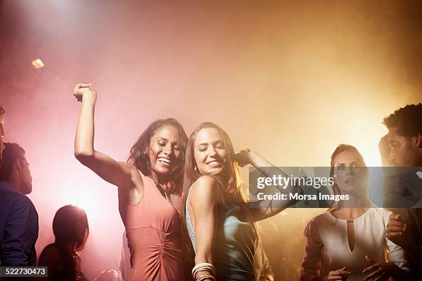 friends dancing at nightclub - dancefloor fotografías e imágenes de stock