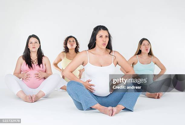 pregnant women at a lamaze class - pregnancy class stockfoto's en -beelden