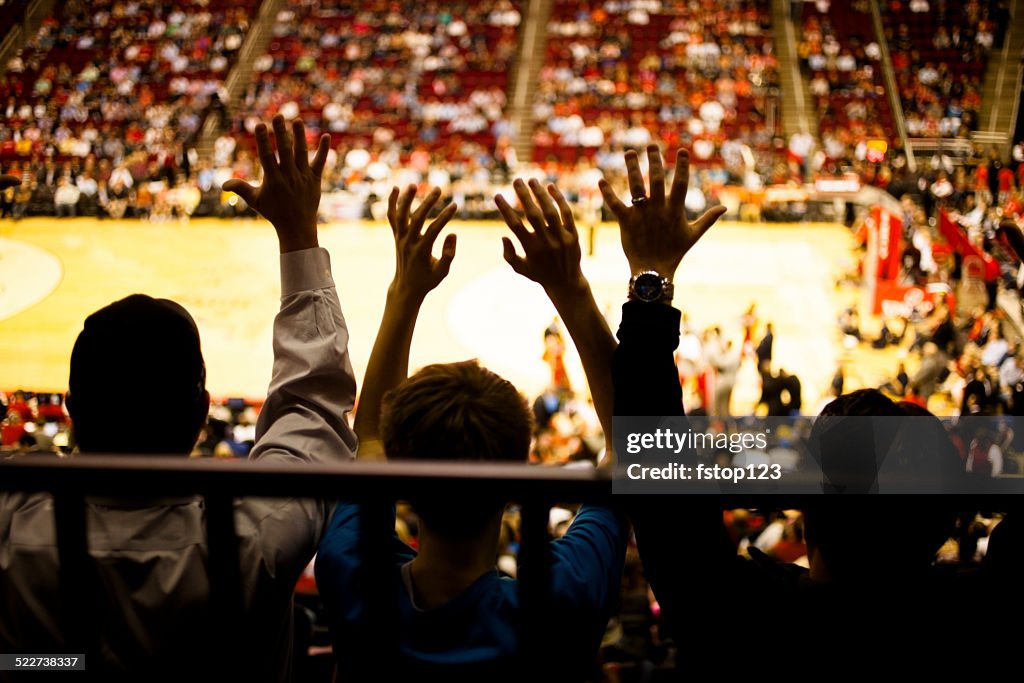 Grande foule de gens Assistez à un événement sportif. Stadium. Terrain de basket-ball.