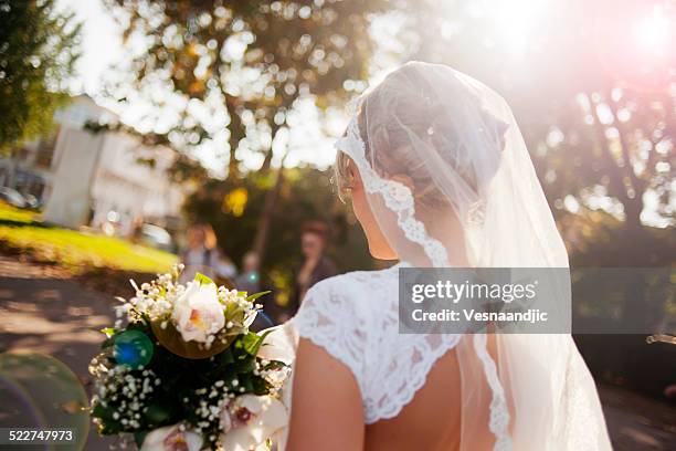 beautiful bride holding flower bouquet - veil stockfoto's en -beelden