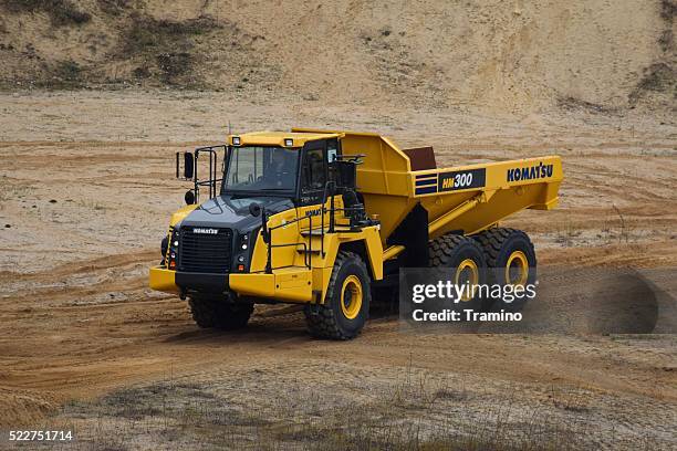 komatsu hm300 en mouvement - komatsu photos et images de collection