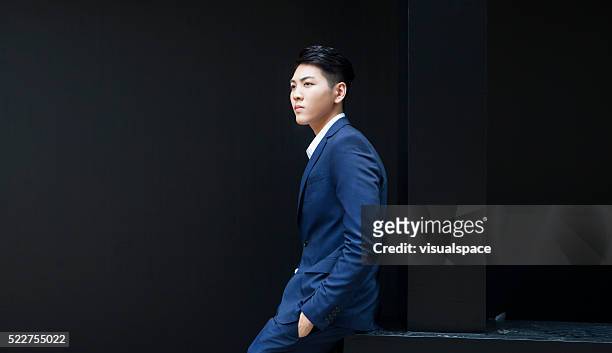 attesa per il futuro : analisi ritratto di un imprenditore - asia orientale foto e immagini stock