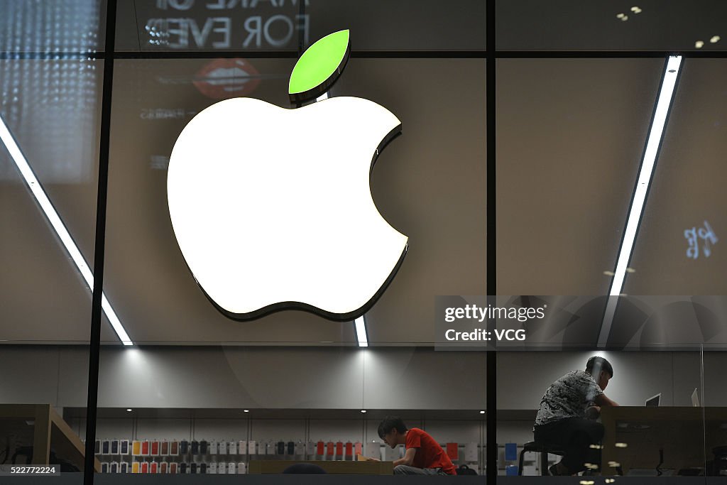 Apple Store Welcomes The World Earth Day