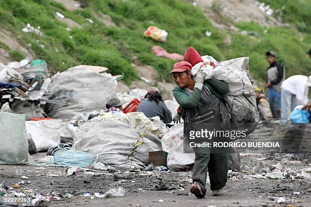Una mujer carga bolsas en el botadero de basura de Zambiza en Quito el 4 de marzo de 2005. Segun datos del gobierno ecuatoriano el 41,4 % de los 12,2...