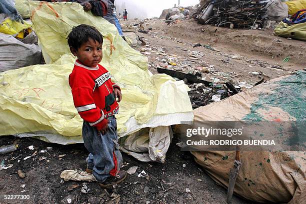 Un nino camina en el botadero de basuta de Zambiza en Quito el 4 de marzo de 2005. Segun datos del gobierno ecuatoriano el 41,4 % de los 12,2...