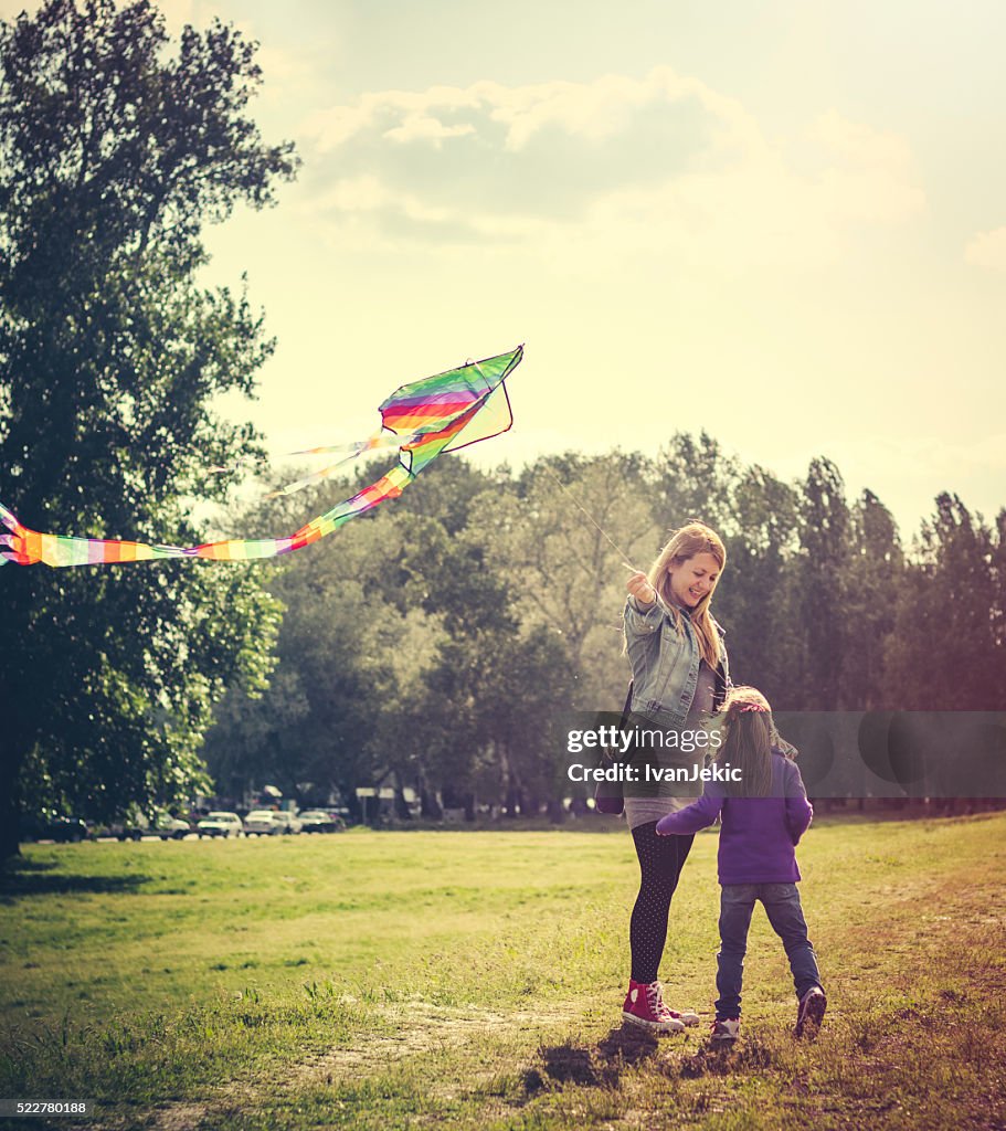 Mutter und Tochter im Freien Fliegender Kite