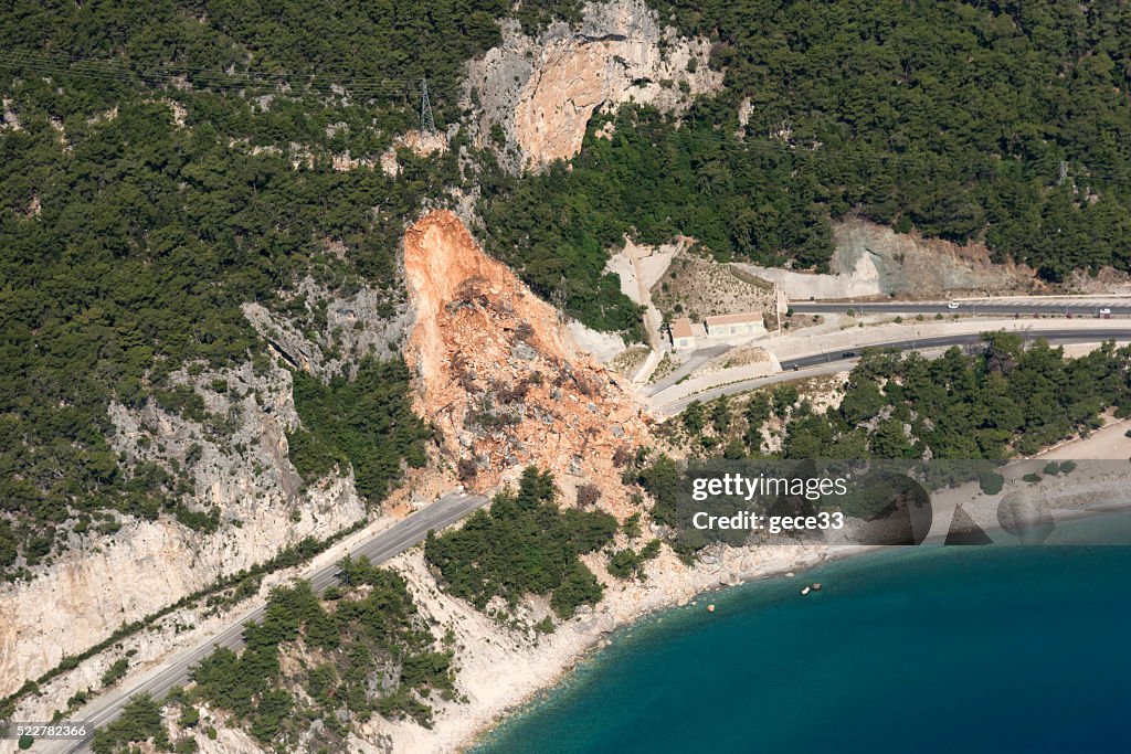 Vista aérea de desmoronamientos en road, cerca de la playa